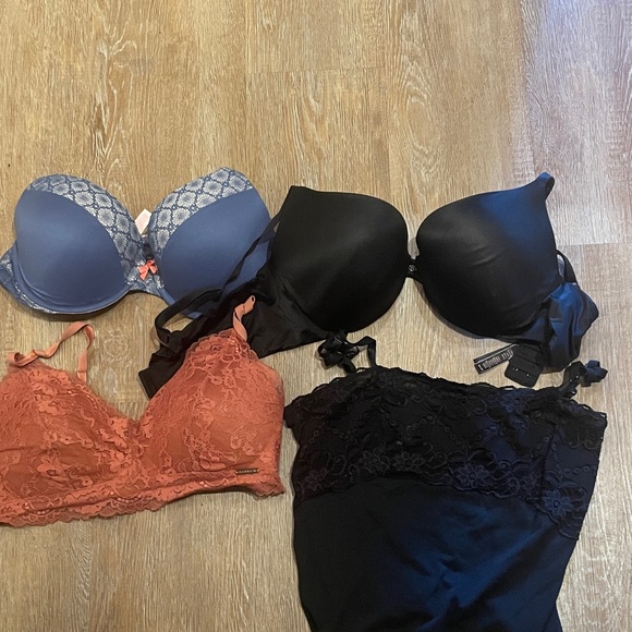 Victoria Secret - Picture 1 of 3